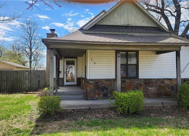 Property at 210 E Leighton St, Frontenac, KS 66763, 4 beds, 2.5 baths