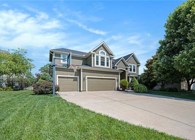 Property at 5827 Roundtree St, Shawnee, KS 66226, 5 beds, 4.5 baths