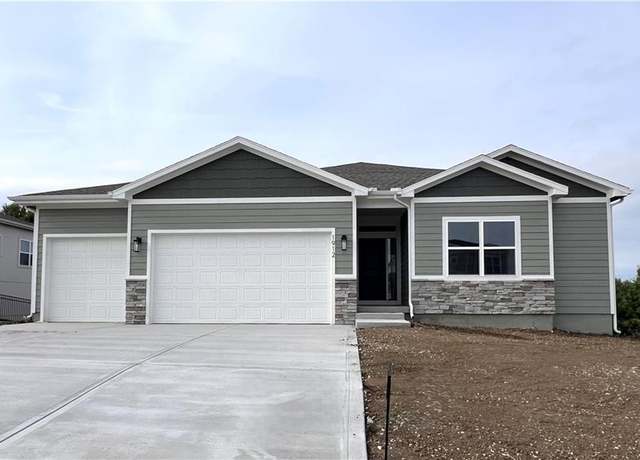 Property at 1912 SW Hightown Dr, Lee's Summit, MO 64082, 3 beds, 2 baths
