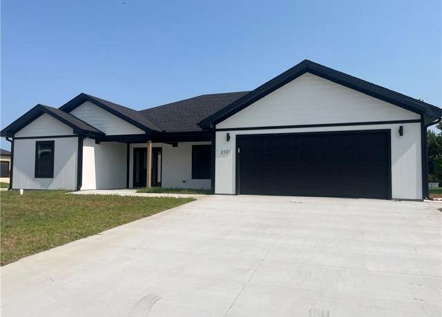 Property at 2101 E Cow Creek Ln, Pittsburg, KS 66762, 4 beds, 2 baths