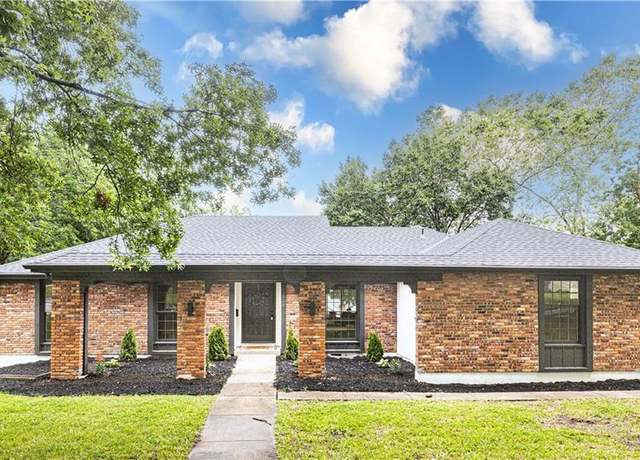 Property at 126 E Bridlespur Dr, Kansas City, MO 64114, 5 beds, 3.5 baths