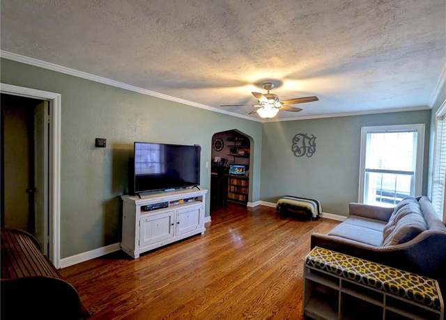 Property at 1306 W 29th St S, Independence, MO 64052, 2 beds, 1 bath