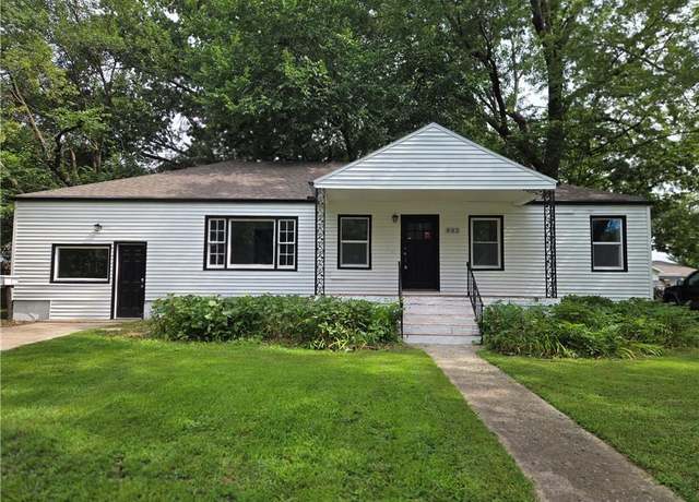 Property at 832 Hillside Ave, Liberty, MO 64068, 3 beds, 1 bath