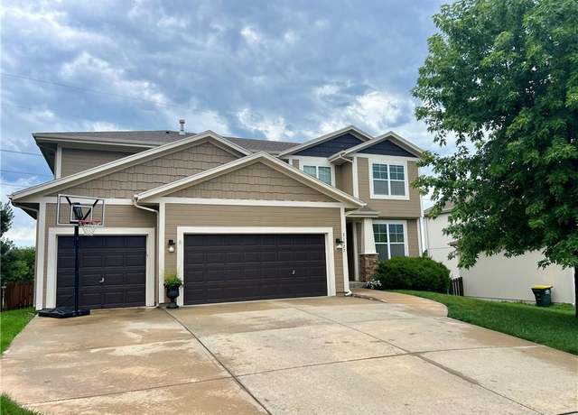 Property at 21927 W 96th St, Lenexa, KS 66220, 5 beds, 4.5 baths