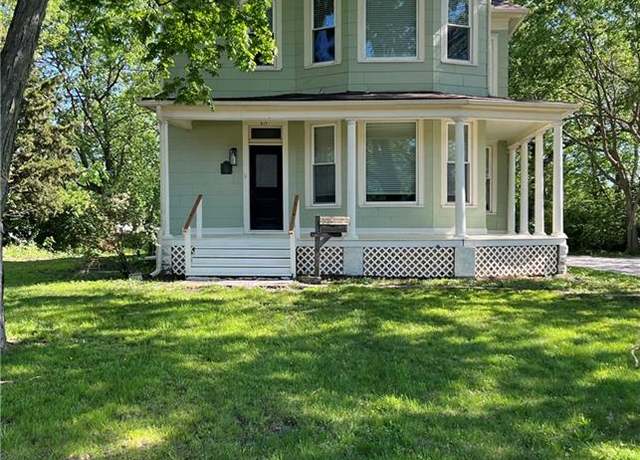 Property at 517 E Poplar St, Olathe, KS 66061, 3 beds, 2.5 baths