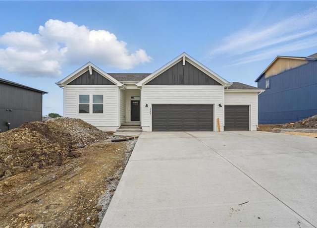 Property at 500 Woodview Dr, Raymore, MO 64083, 3 beds, 2 baths