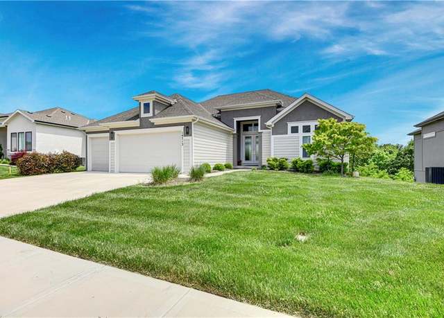 Property at 14713 Thousand Oaks Pl, Parkville, MO 64152, 4 beds, 3.5 baths