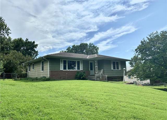 Property at 3426 Auburn Dr, Saint Joseph, MO 64506, 3 beds, 2 baths