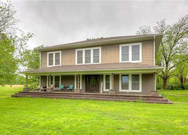 Property at 953 S 190th St, Pittsburg, KS 66762, 4 beds, 2.5 baths