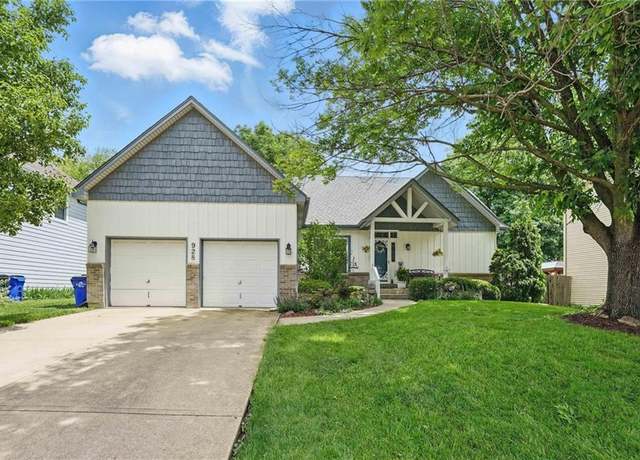 Property at 928 E Oakview St, Olathe, KS 66061, 3 beds, 3.5 baths