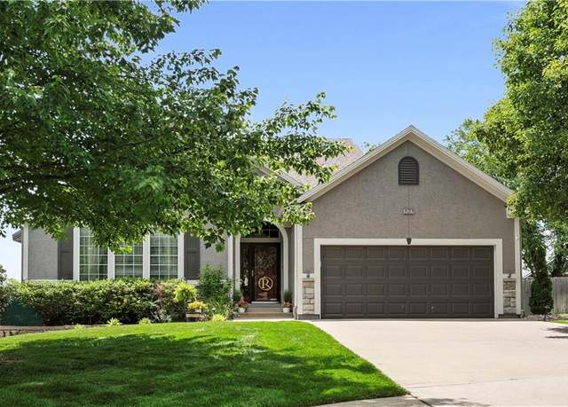 Property at 525 S Persimmon Dr, Olathe, KS 66061, 3 beds, 2.5 baths
