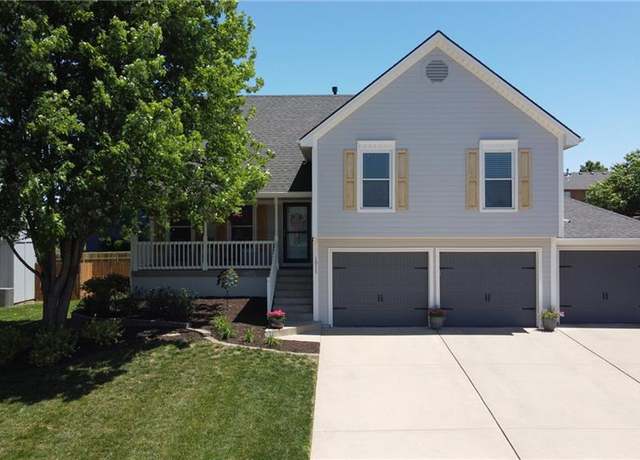 Property at 1511 Bradford Dr, Greenwood, MO 64034, 4 beds, 2.5 baths