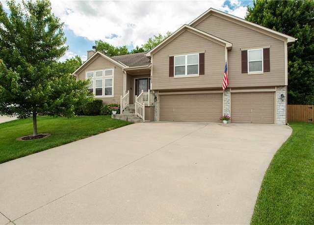 Property at 3223 SW Amber Ct, Lee's Summit, MO 64082, 3 beds, 2.5 baths