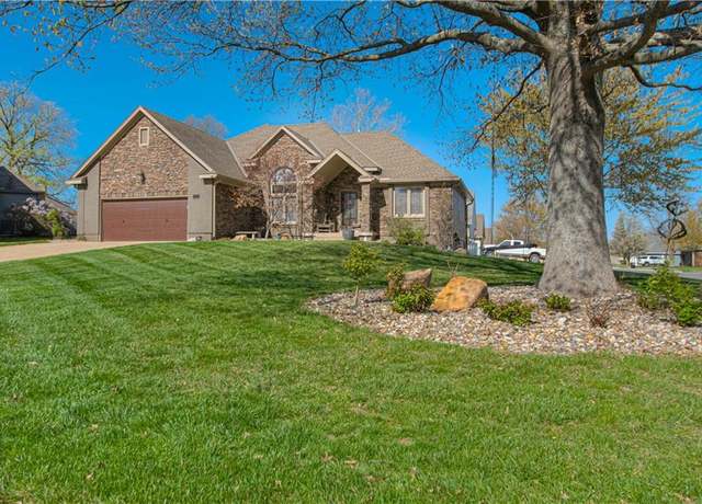Property at 1004 NW Springdale St, Lee's Summit, MO 64081, 4 beds, 3 baths