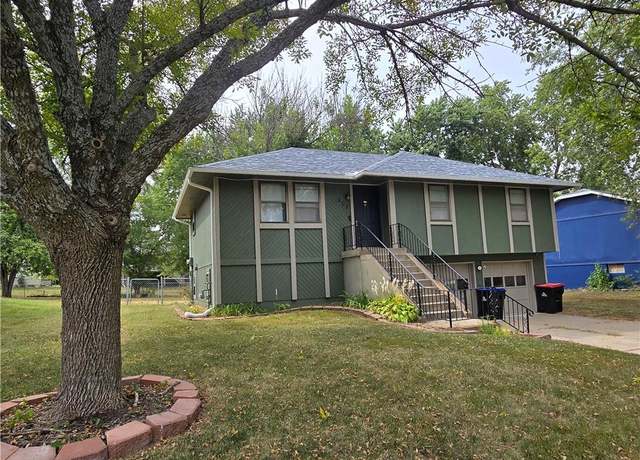 Property at 408 Creach St, Warrensburg, MO 64093, 4 beds, 2.5 baths