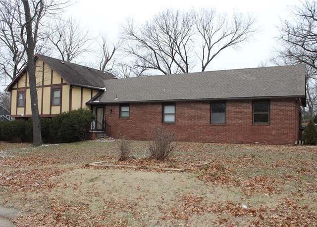 Property at 1609 Woodland Ter, Pittsburg, KS 66762, 4 beds, 2.5 baths