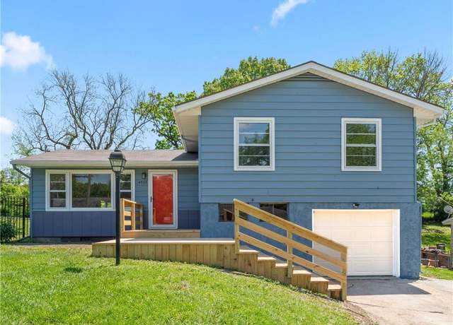 Property at 4905 E 40th Pl, Kansas City, MO 64130, 3 beds, 2 baths
