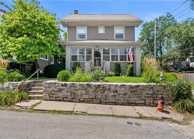 Property at 4218 Greenwood Pl, Kansas City, MO 64111, 4 beds, 2 baths