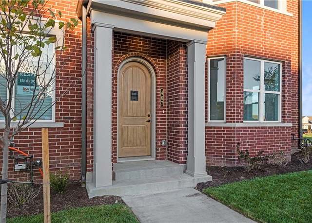 Property at 467 SW Longview Blvd, Lee's Summit, MO 64081, 3 beds, 2.5 baths