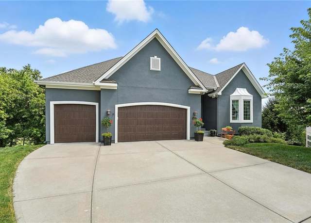 Property at 6025 Vardon Dr, Parkville, MO 64152, 4 beds, 3.5 baths