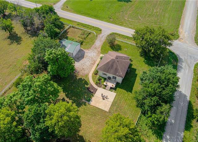 Property at 32601 Harmony Rd, Paola, KS 66071, 2 beds, 1 bath