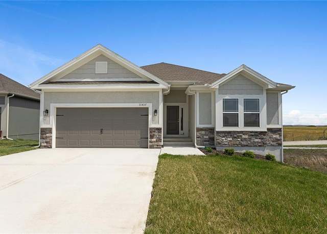 Property at 11437 N Auburndale Cir, Kansas City, MO 64157, 3 beds, 2 baths