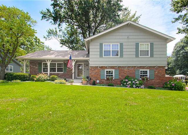 Property at 301 W 109th St, Kansas City, MO 64114, 4 beds, 2.5 baths