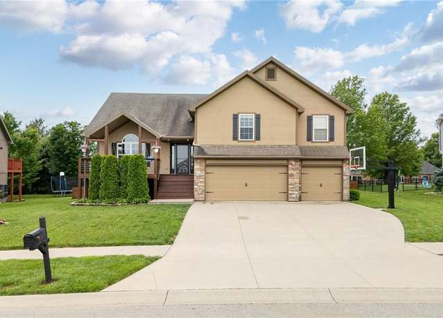 Property at 4608 Corinth Dr, St Joseph, MO 64506, 4 beds, 3.5 baths