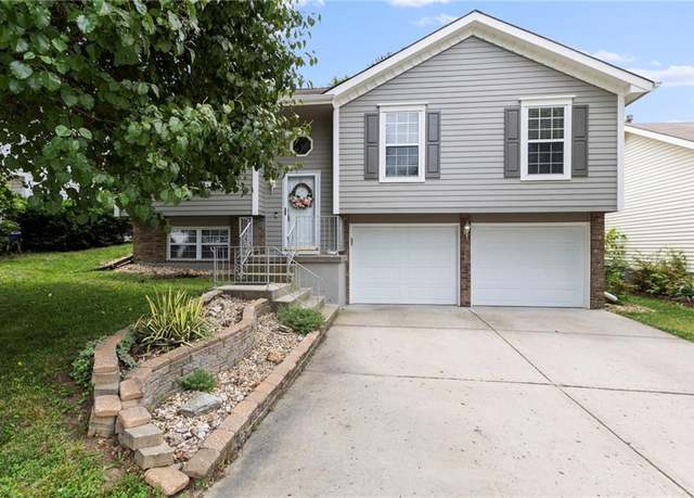 Property at 5111 NE 63rd St, Kansas City, MO 64119, 3 beds, 2 baths