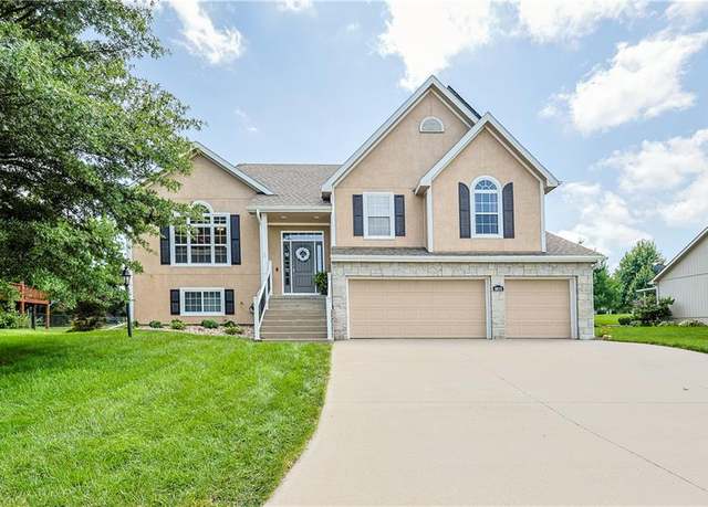 Property at 4812 Corinth Dr, St Joseph, MO 64506, 5 beds, 3 baths