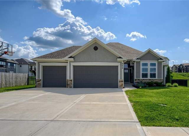 Property at 9424 N Belleview Ave, Kansas City, MO 64155, 4 beds, 3 baths
