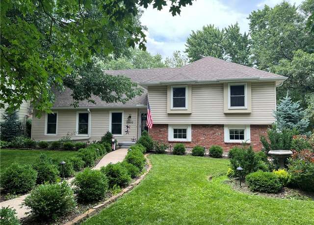Property at 10600 W 101st Ter, Overland Park, KS 66214, 4 beds, 2.5 baths