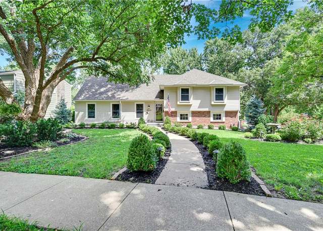 Property at 10600 W 101st Ter, Overland Park, KS 66214, 4 beds, 2.5 baths