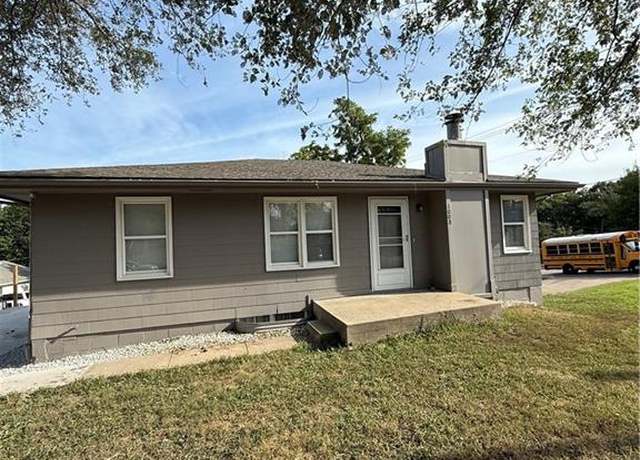Property at 1008 NE 72nd St, Kansas City, MO 64118, 3 beds, 2 baths