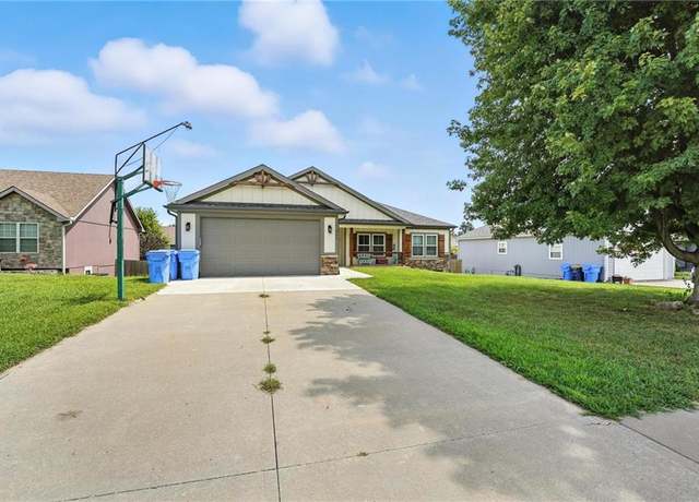 Property at 225 S Melrose Ln, Tonganoxie, KS 66086, 5 beds, 4 baths