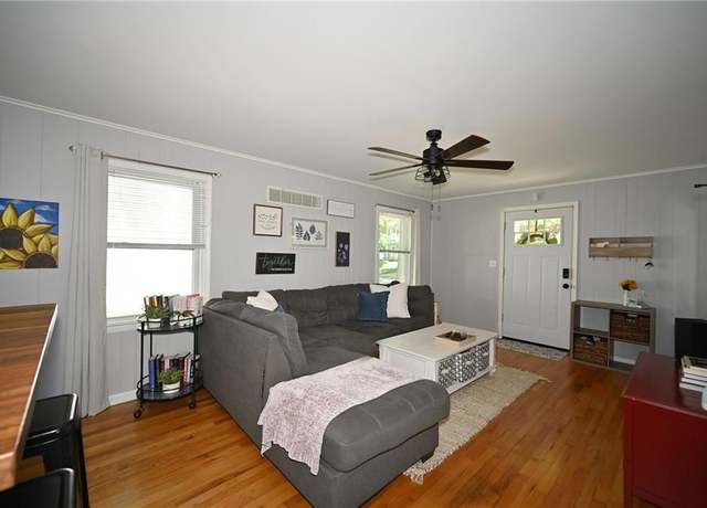 Property at 501 W 86th St, Kansas City, MO 64114, 2 beds, 1.5 baths