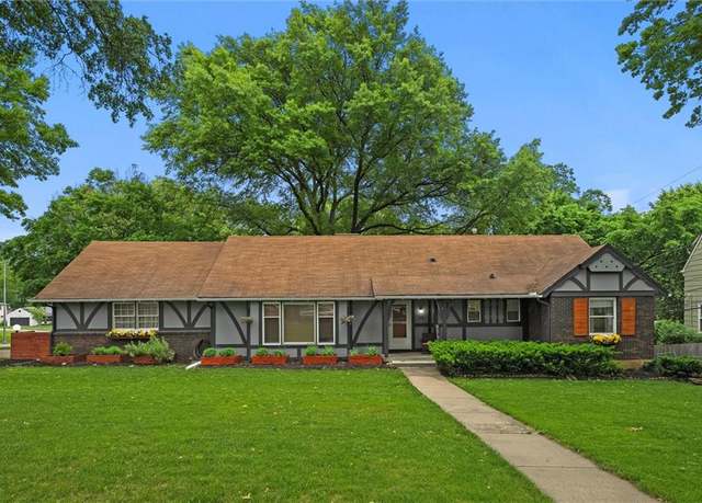 Property at 113 E 109th Ter, Kansas City, MO 64114, 3 beds, 2.5 baths