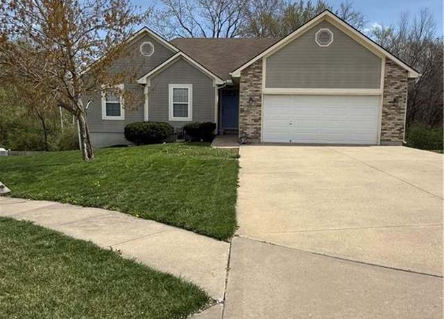 Property at 12527 E 56th St, Kansas City, MO 64133, 3 beds, 2 baths