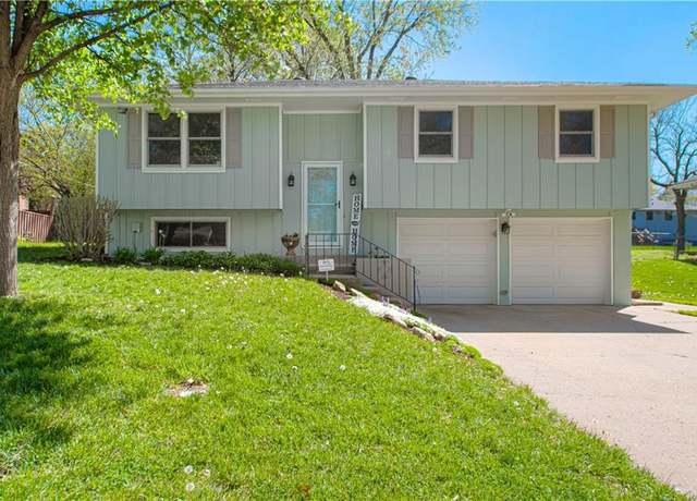 Property at 2409 15th St, Leavenworth, KS 66048, 4 beds, 3 baths
