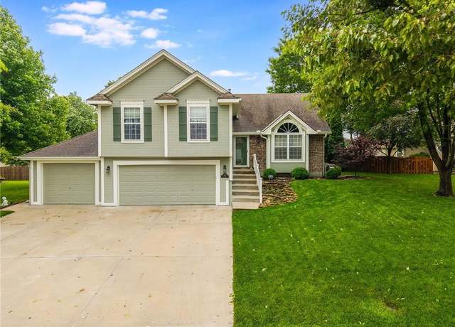 Property at 305 E 21st St, Kearney, MO 64060, 3 beds, 2.5 baths