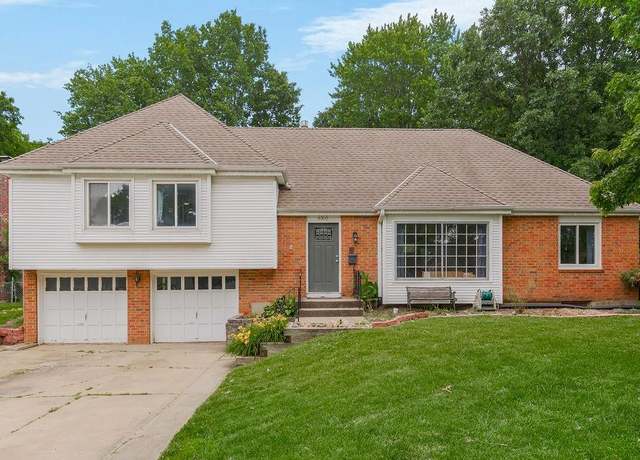 Property at 6305 N Bales Ave, Gladstone, MO 64119, 4 beds, 3.5 baths