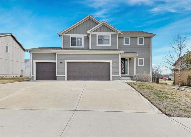 Property at 12422 Live Oak Cir, Peculiar, MO 64078, 4 beds, 3.5 baths