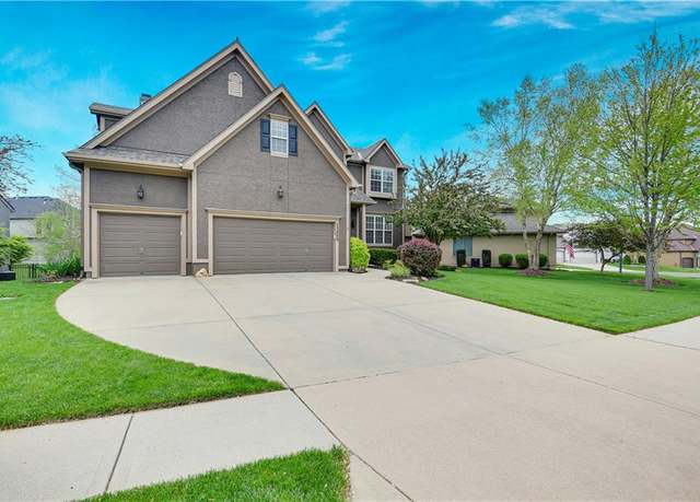 Property at 13005 W 139th St, Overland Park, KS 66221, 4 beds, 4.5 baths