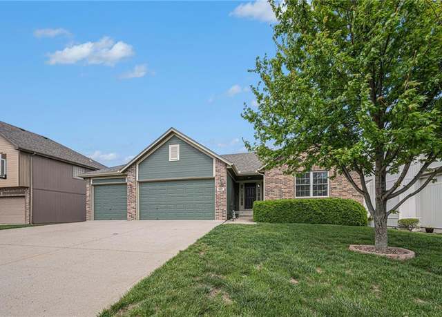 Property at 3125 SW Damon Ln, Lee's Summit, MO 64082, 4 beds, 3 baths