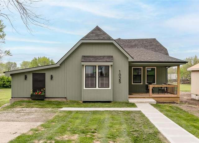 Property at 1025 Chestnut Ave, Osawatomie, KS 66064, 3 beds, 2 baths