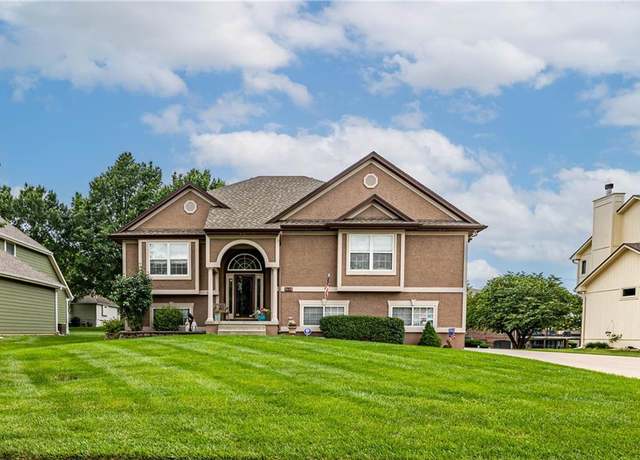Property at 5118 SW Pelican Pt, Lee's Summit, MO 64082, 4 beds, 3 baths