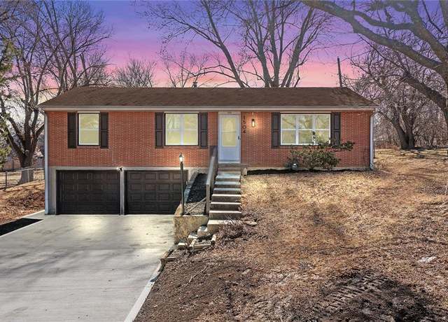 Property at 1504 Thompson Ave, Liberty, MO 64068, 3 beds, 2 baths