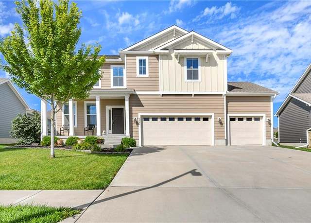 Property at 9200 Sunray Dr, Lenexa, KS 66227, 5 beds, 4 baths