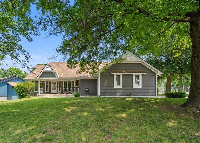 Property at 301 N Park Dr, Raymore, MO 64083, 3 beds, 3 baths