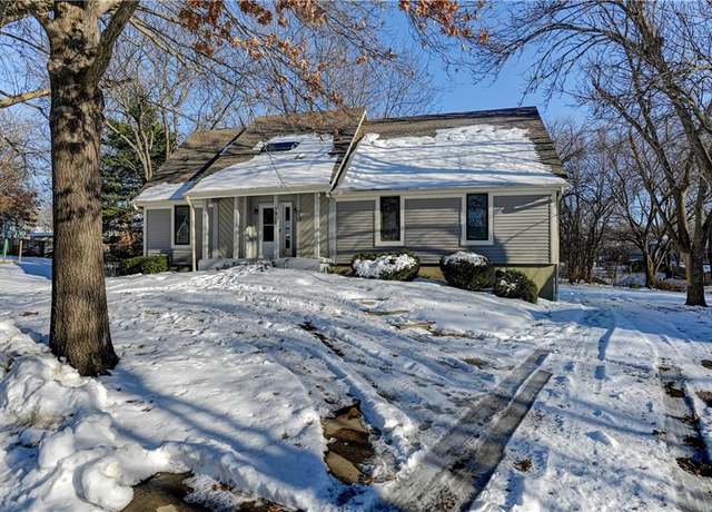 Property at 3915 SW Hidden Cove Cir, Lee's Summit, MO 64082, 5 beds, 4 baths